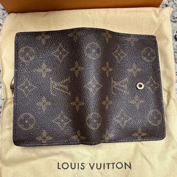 Authentic Louis Vuitton kiss lock wallet - Picture 10 of 12